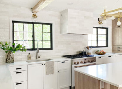 Cloé 2.5X8 Glossy Ceramic Tile in White