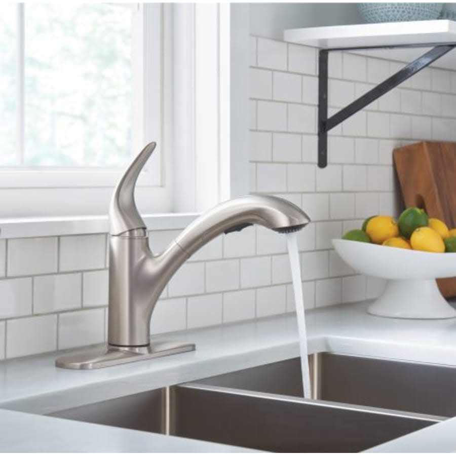 Medina Single Handle Kitchen Faucet with Pullout Spray